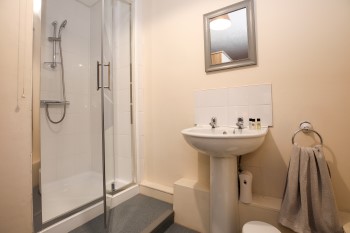 Cassiobury court drug rehab en suite bathroom