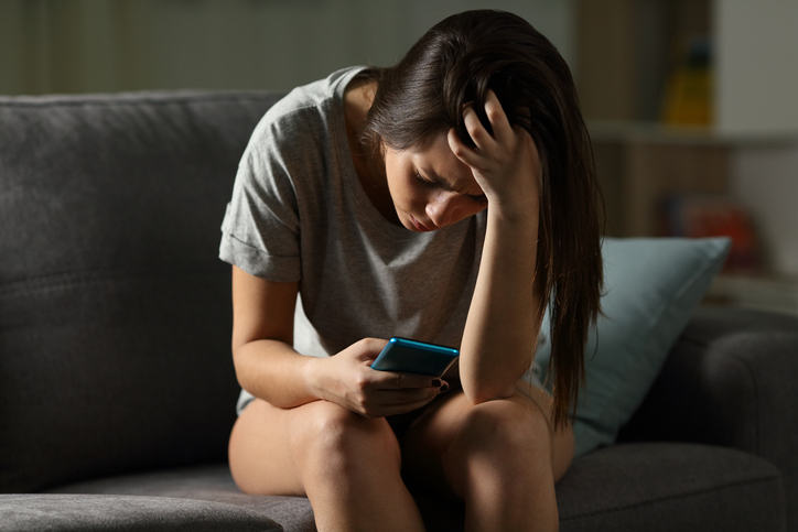 new-research-shows-social-media-stress-can-cause-social-media-addiction