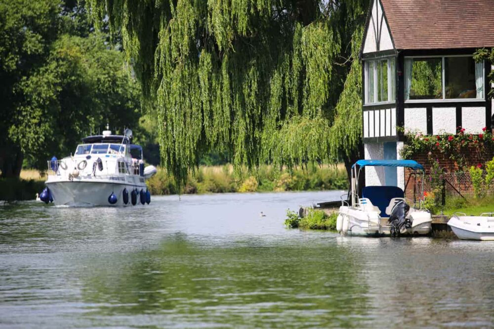 Alcohol Rehab Berkshire. An image of a motorboat cruising down the scenic river Thames in Berkshire, England