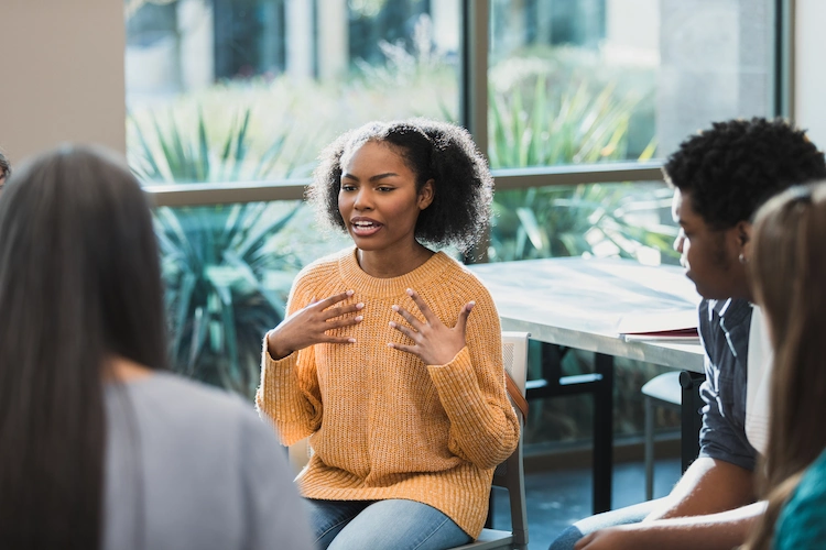 young girl talking in group therapy at alcohol rehab in london